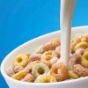 una tazza di latte con cereali