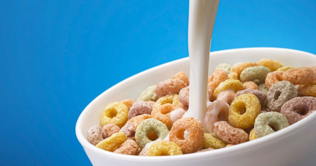 una tazza di latte con cereali